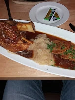 Grillhaxe Mit Semmelknödel Und Sauerkraut